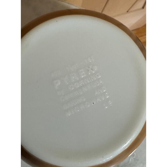 Vintage Pyrex Woodland Brown Nesting Bowls - Set of 2  401, 402 - Picture 4 of 9